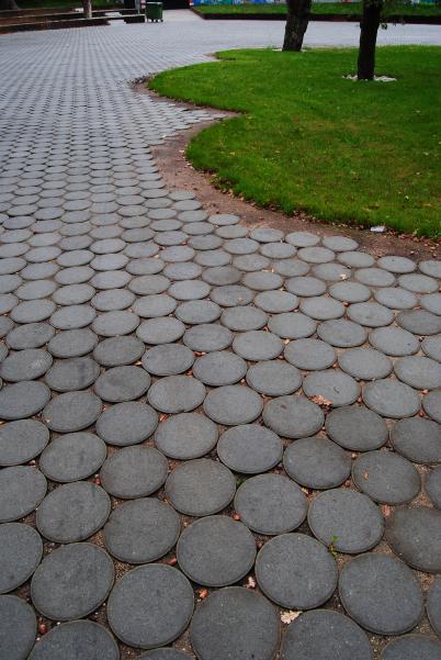 Adoquín redondo decorativo ideal para jardines, resistente y perfecto para paisajismo y caminos.