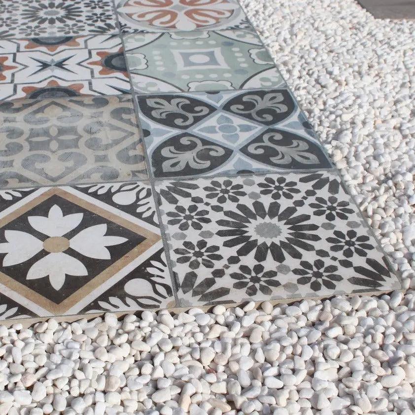 Detalle losa Vetonek Mosaico sobre cano rodado blanco rosa