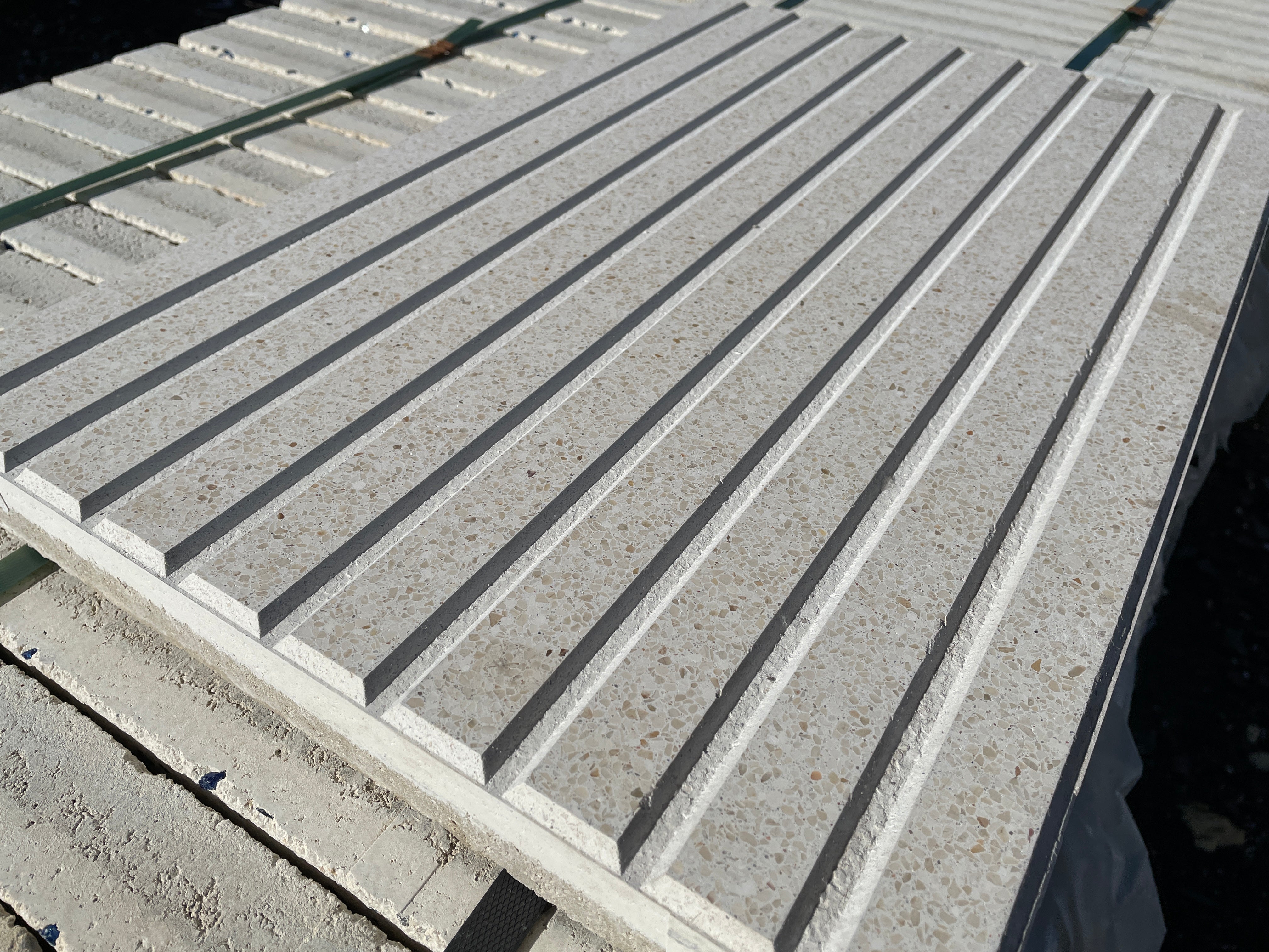 Losa rectangular de piedra natural perfecta para jardinería y decoración de exteriores.