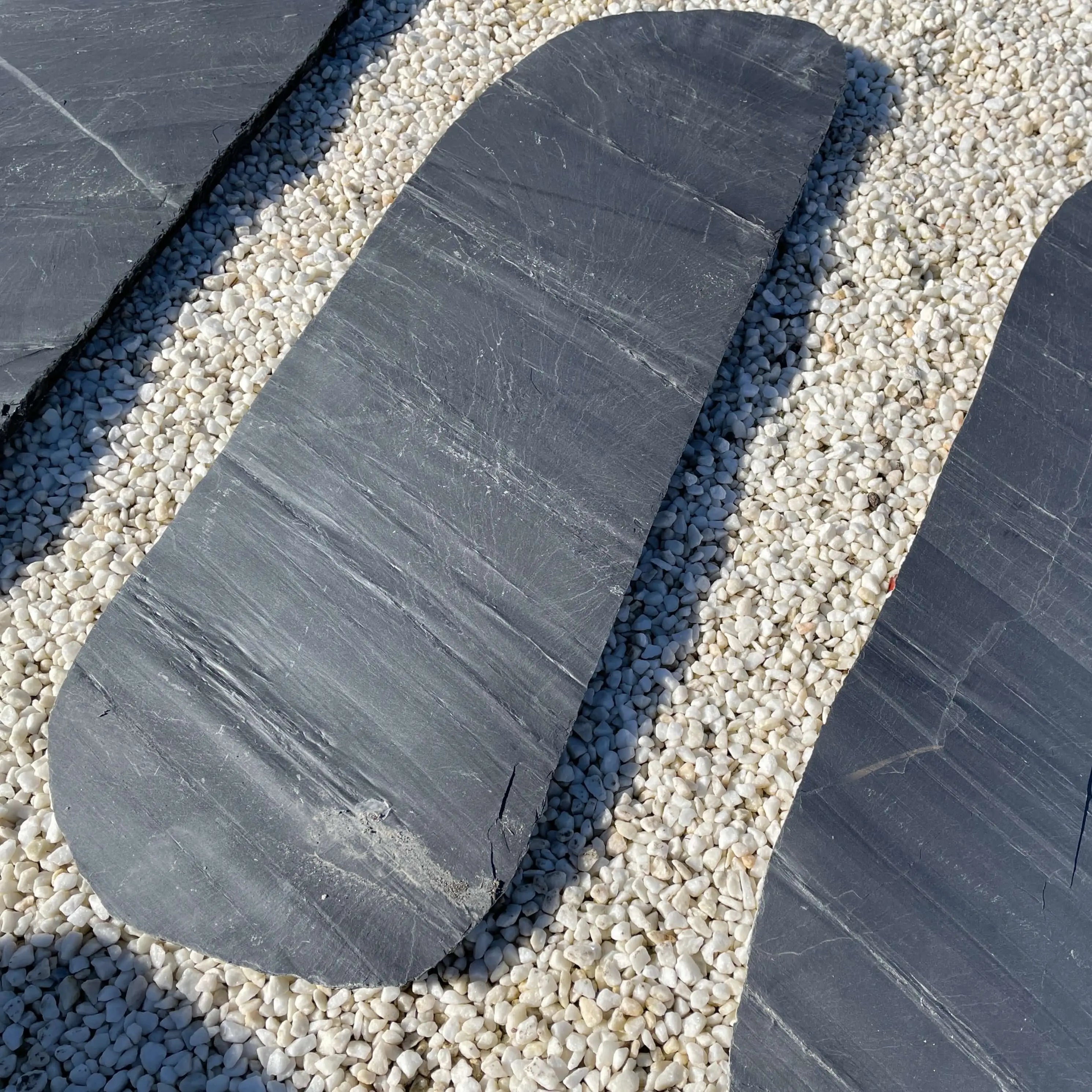 Paso japonés de pizarra oval ideal para decorar jardines y crear caminos en exteriores.