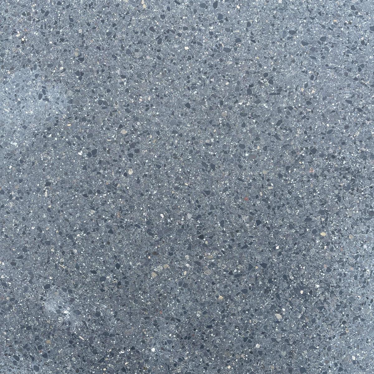 Losa de terrazo negro de 60x40 cm ideal para decorar jardines y espacios exteriores con estilo.
