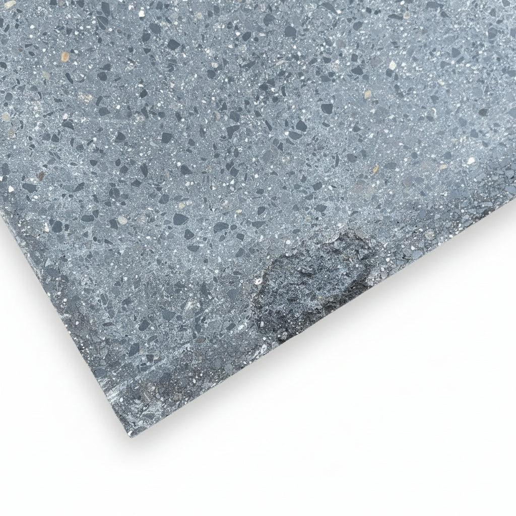 Losa de terrazo negro de 60x40 cm ideal para decoración de jardines y espacios exteriores.