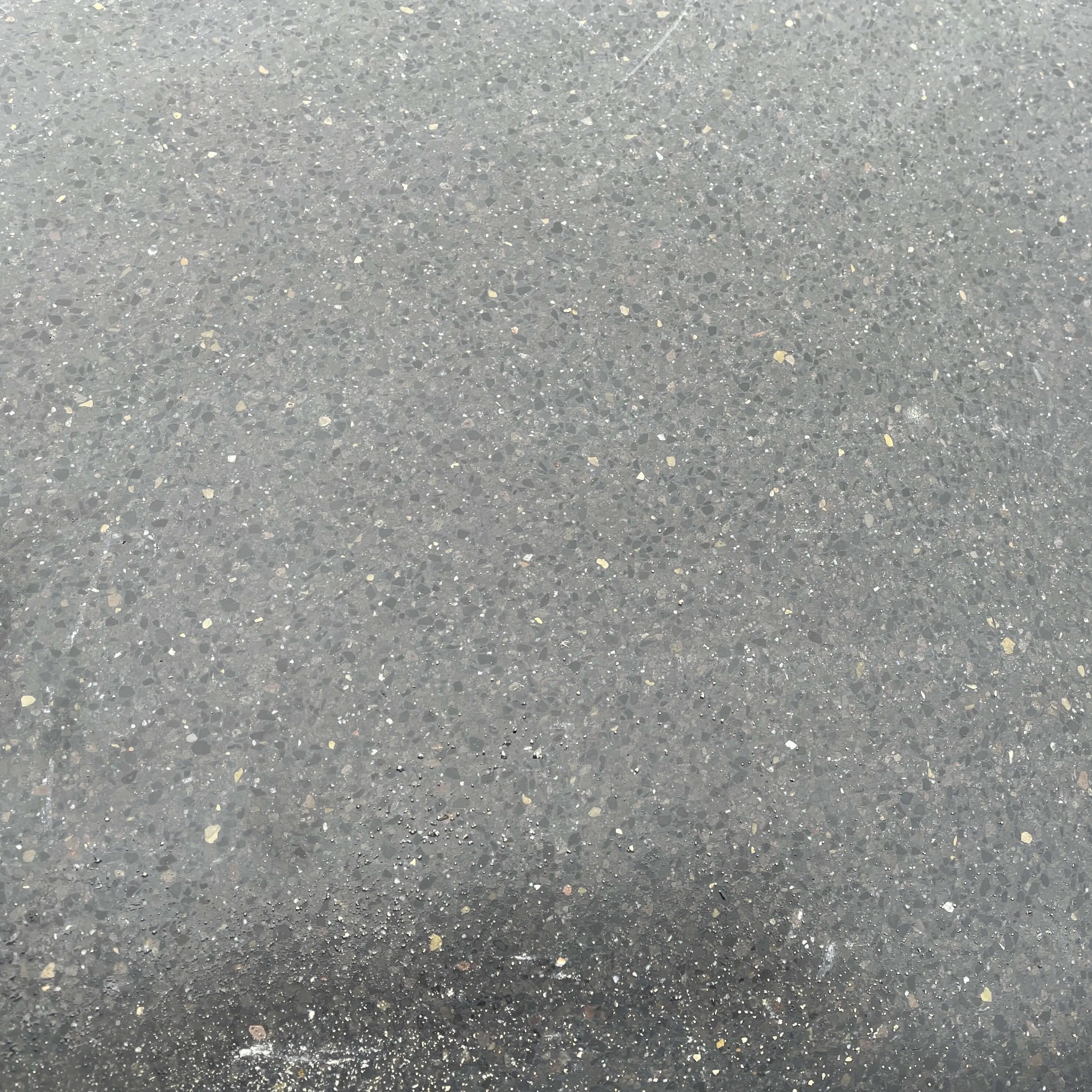 Losa de terrazo negro de 60x40 cm ideal para decorar jardines y espacios exteriores con estilo.