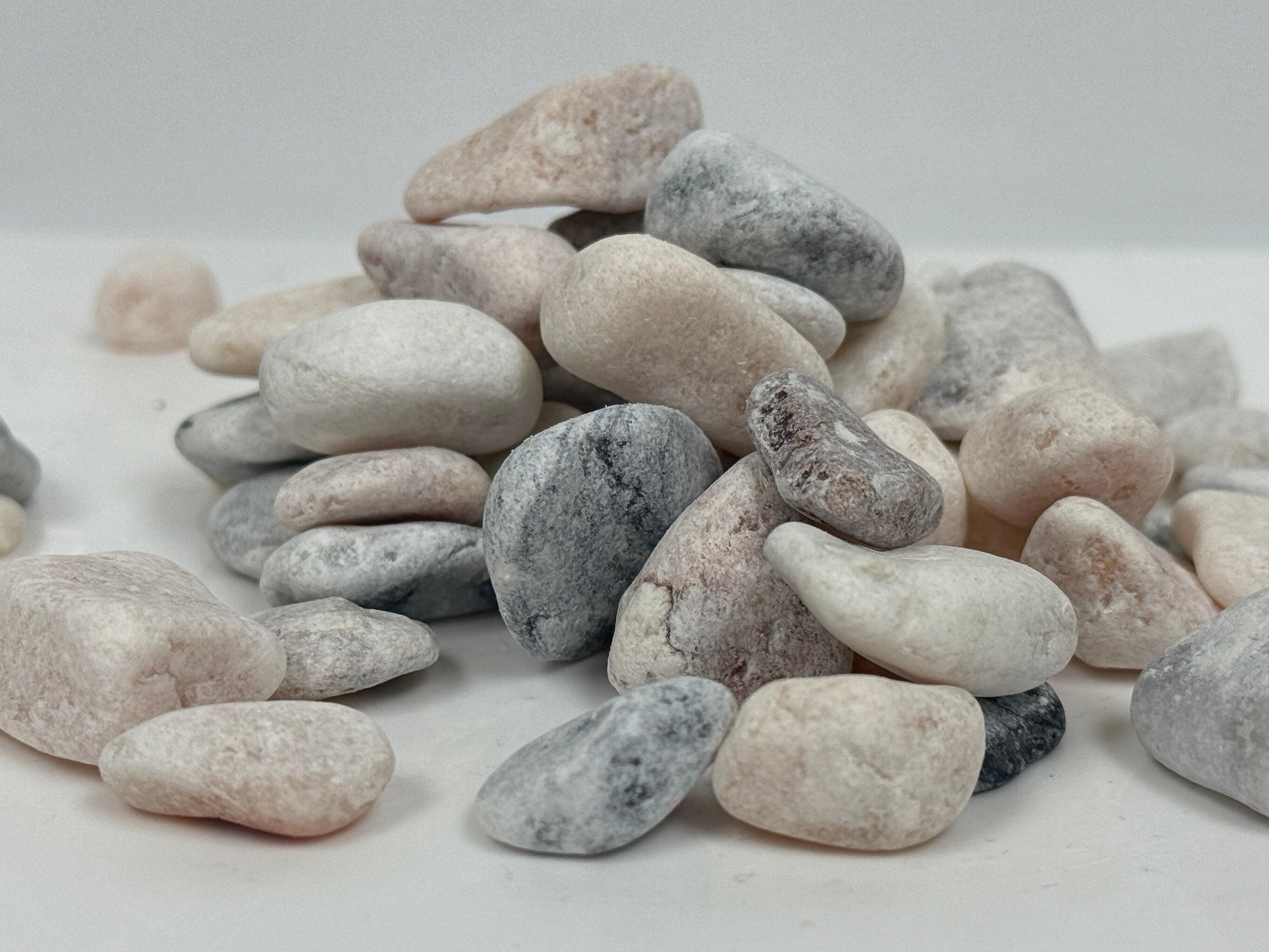 Canto rodado Capri, piedra natural decorativa ideal para jardines y paisajismo.