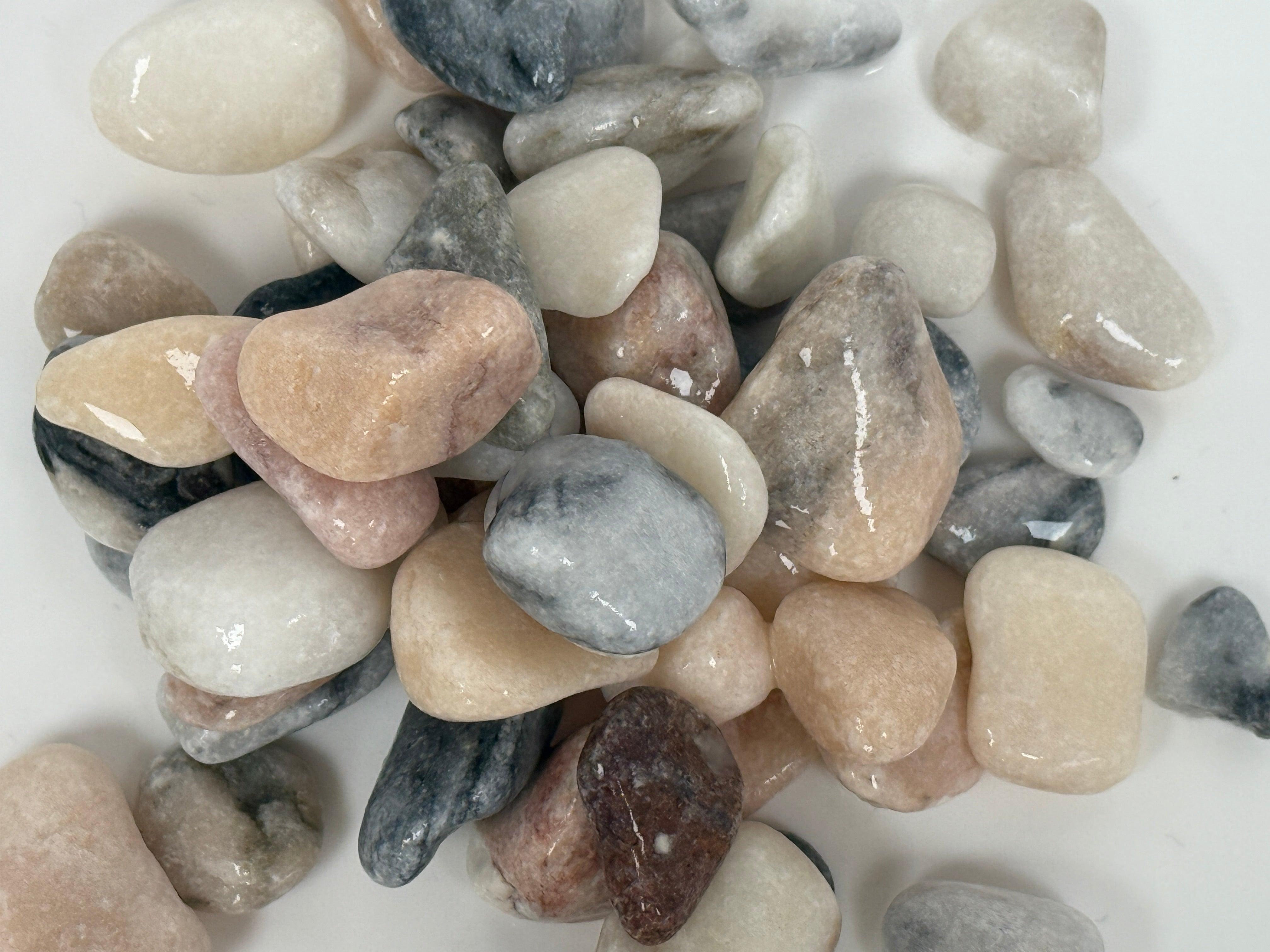 Canto rodado Capri, piedra natural decorativa ideal para jardines y paisajismo.
