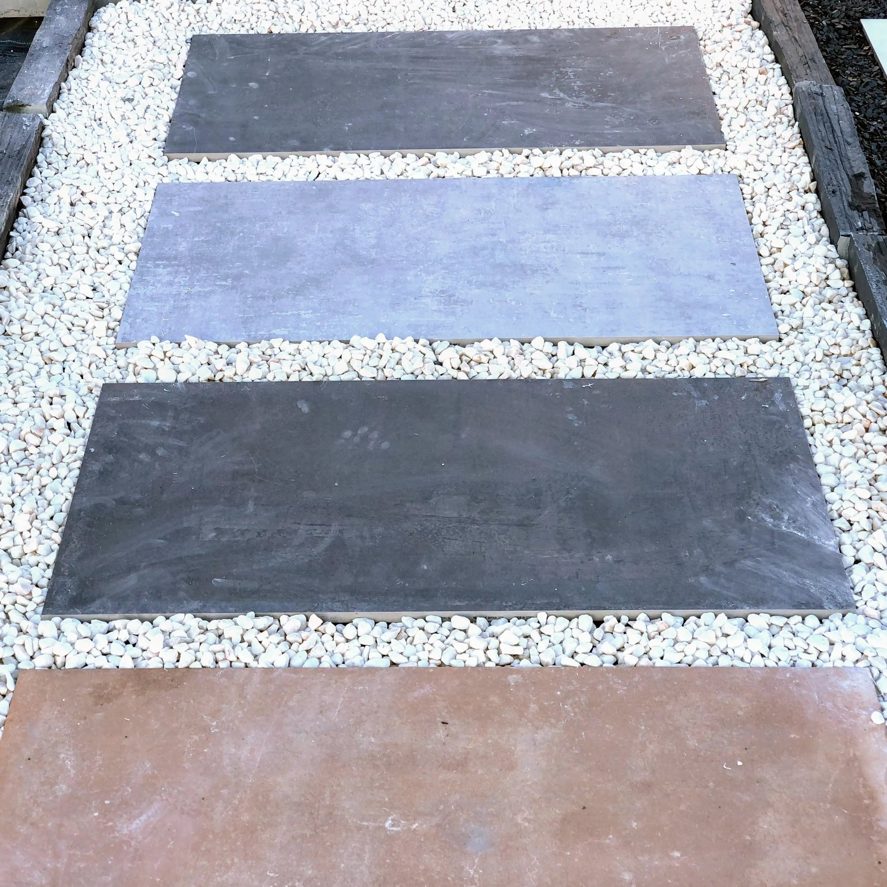 Losa porcelánica efecto terracota ideal para decorar jardines y exteriores con elegancia y estilo.