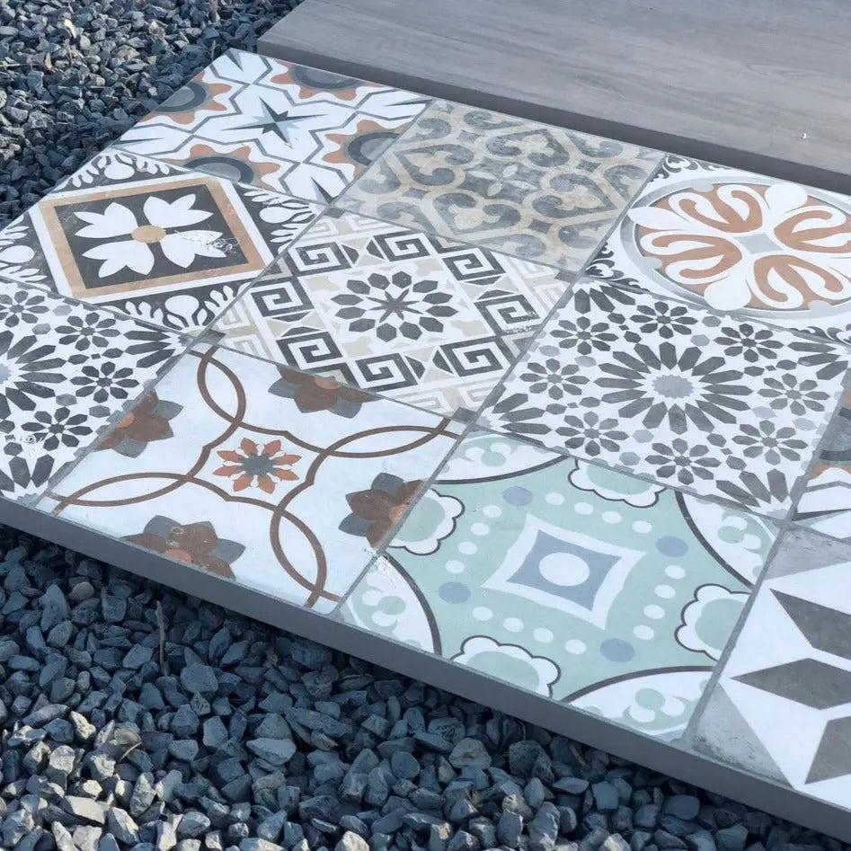 Detalle losa Vetonek Mosaico sobre grava verde