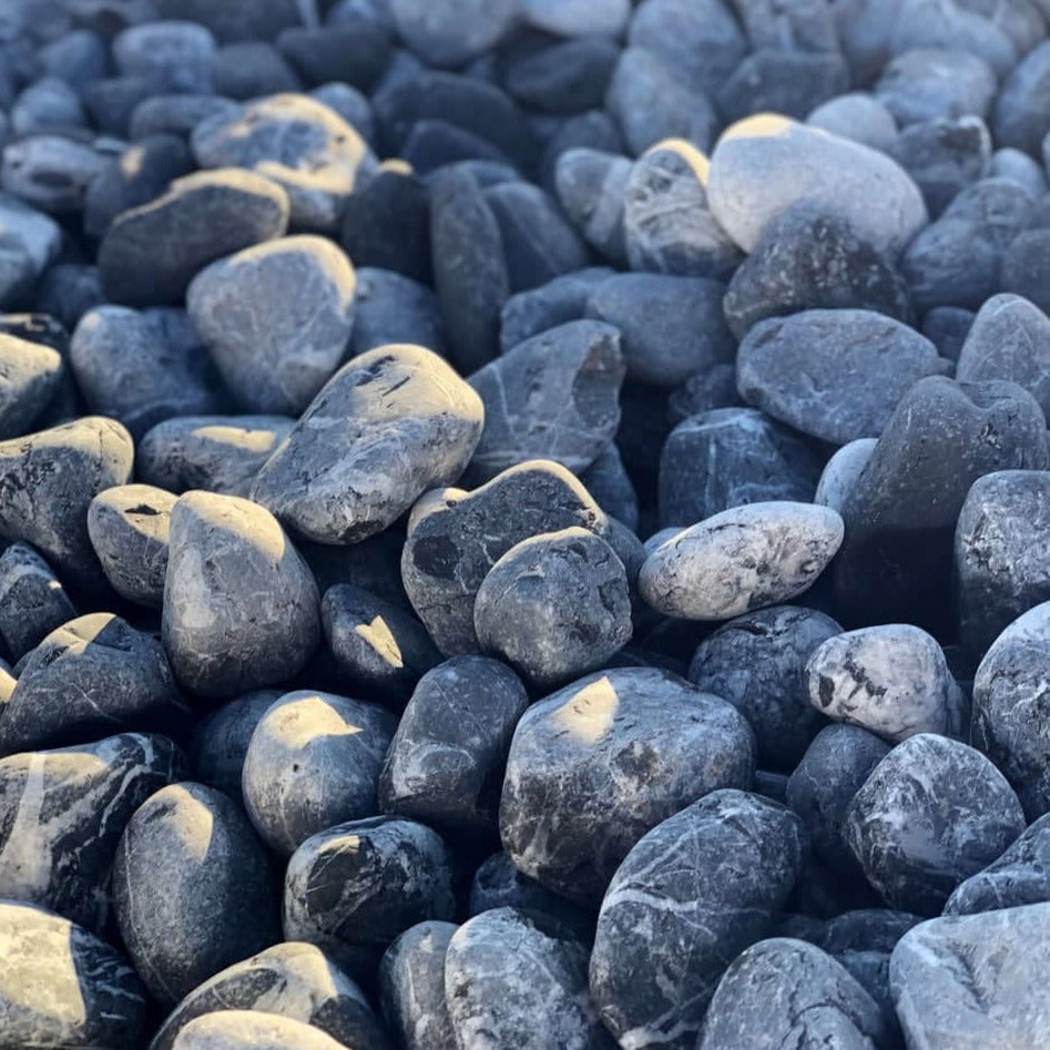 Canto rodado Negro Zebra. Piedra grava negra para jardín, comprar. Acabado Natural, Cantos rodados, Colores Negros, Colores Oscuros, Con Vetas, Espacio público, Exclusivo, Exteriores, Jardin, Negro, Piedra, Piedra con Veta, Piedra Negra, Piedras con vetas, Piedras duras, Piedras exclusivas, Piedras grandes, Piedras negras, Piedras oscuras, Senderos, Tamaño para pisar