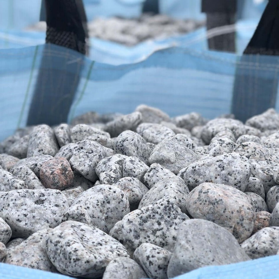 Canto rodado Granito Blanco, Cantos rodados, Colores Blancos, Colores Claros, Exteriores, Gaviones, Gaviones decorativos, Gaviones fachadas, Gris, Jardin, Original, Piedra Blanca Jardin, Piedra jardin, Piedras blancas, Piedras claras, Piedras duras, Piedras economicas, Piedras grandes, Piedras grises, Tamaño Gaviones