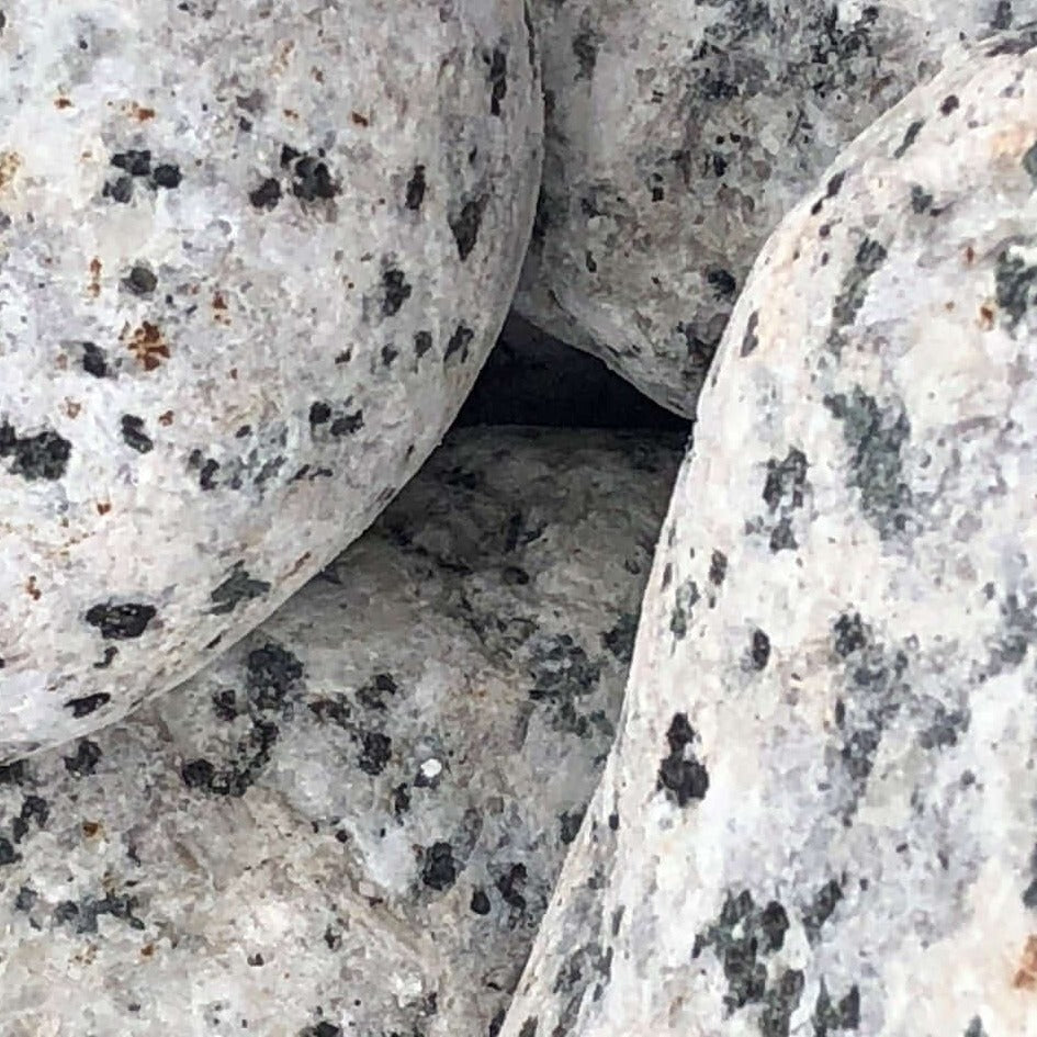 Canto rodado Granito Blanco, Cantos rodados, Colores Blancos, Colores Claros, Exteriores, Gaviones, Gaviones decorativos, Gaviones fachadas, Gris, Jardin, Original, Piedra Blanca Jardin, Piedra jardin, Piedras blancas, Piedras claras, Piedras duras, Piedras economicas, Piedras grandes, Piedras grises, Tamaño Gaviones