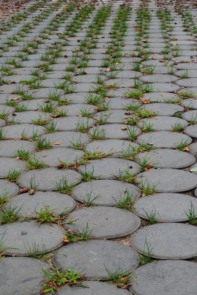 Adoquín redondo ideal para jardines, caminos decorativos y resistente para exteriores.
