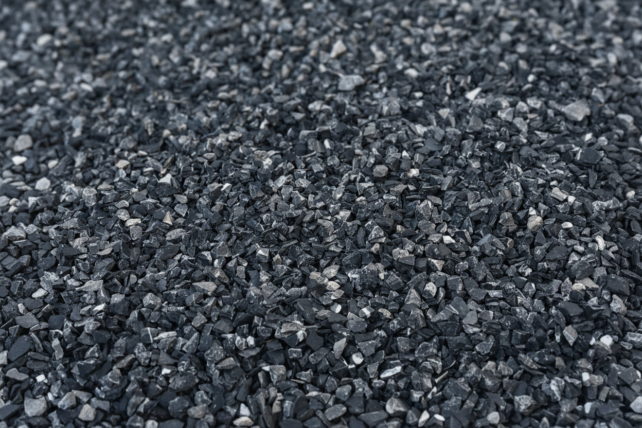Grava negra laja ideal para decoración de jardines y paisajismo