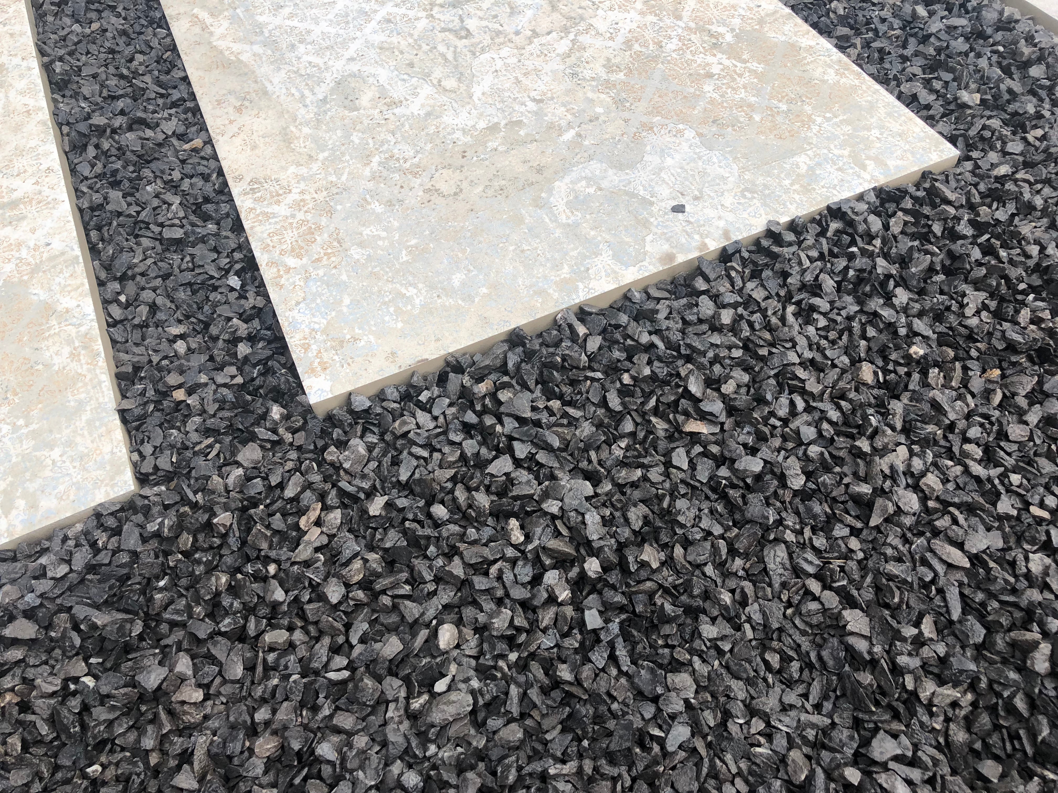 Grava negra laja perfecta para decoración de jardines, resistente y de alta calidad para paisajismo.