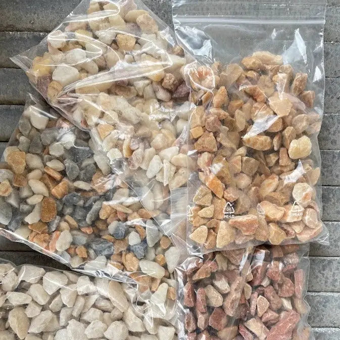 Pack de muestras de materiales de jardinería, gravas y piedras naturales para decoración.