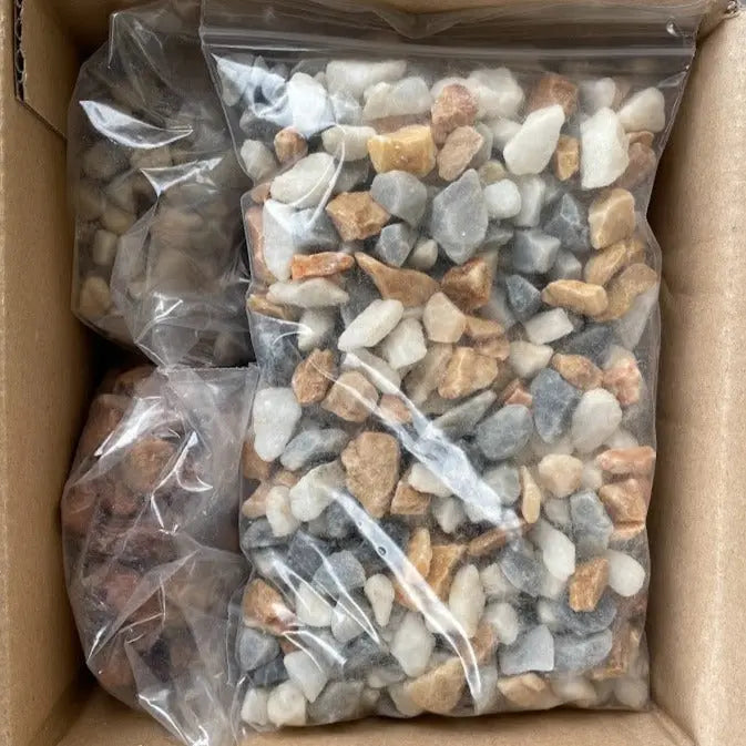 Pack de muestras de materiales de jardinería, gravas decorativas y piedras naturales.