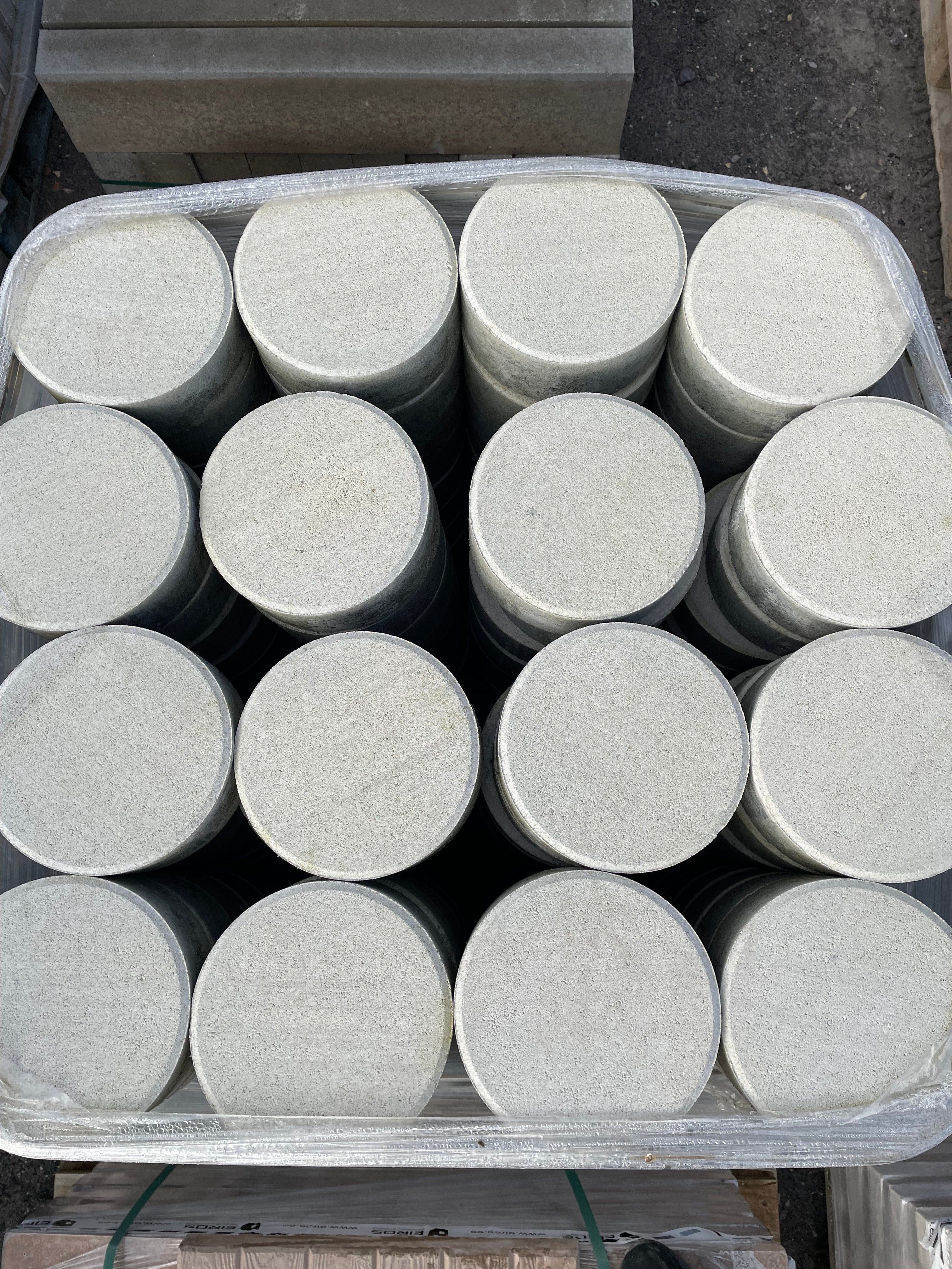 Adoquín redondo de piedra natural perfecto para decorar jardines y caminos exteriores