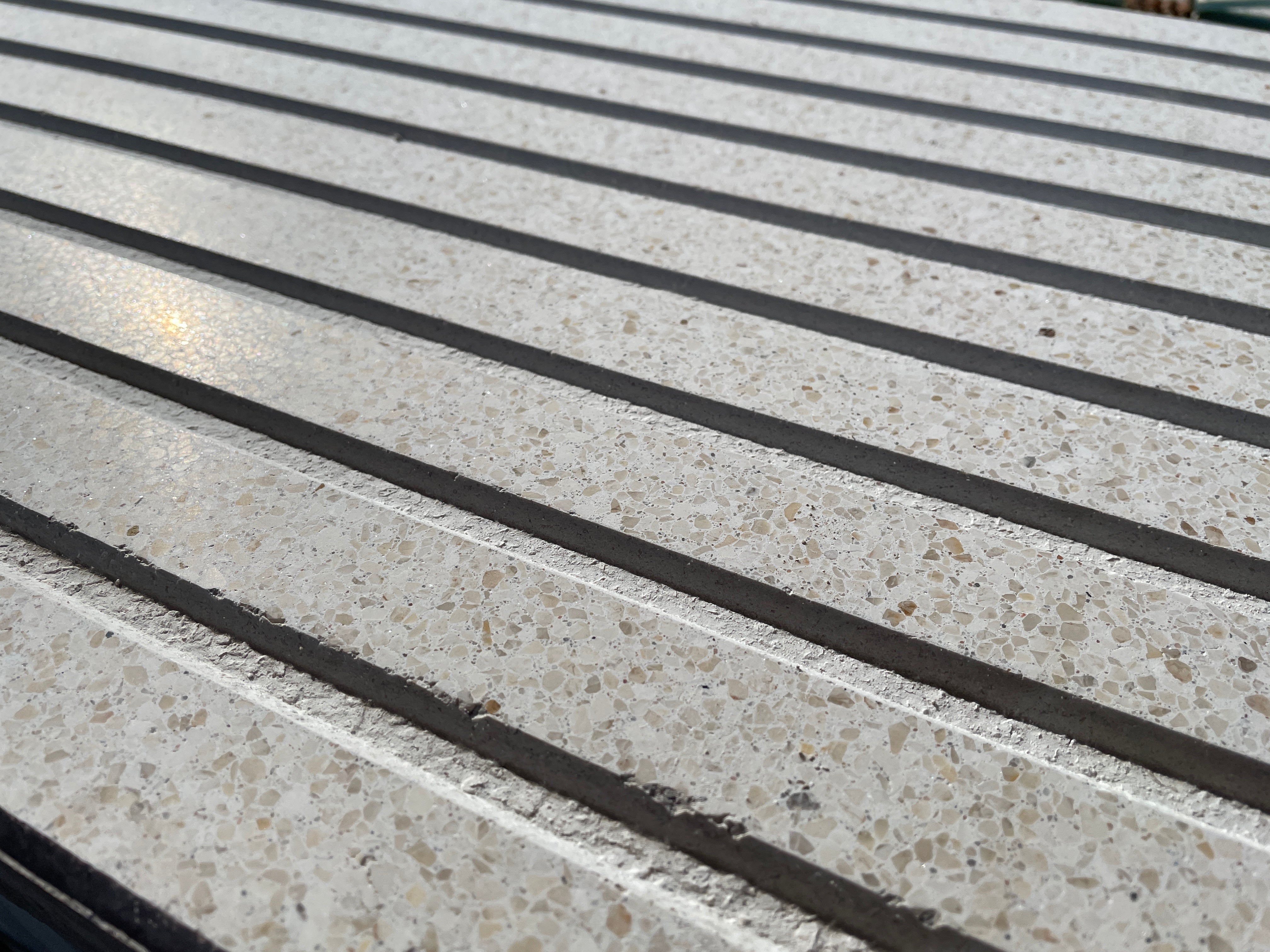 Losa rectangular de piedra natural perfecta para jardinería y decoración de exteriores.