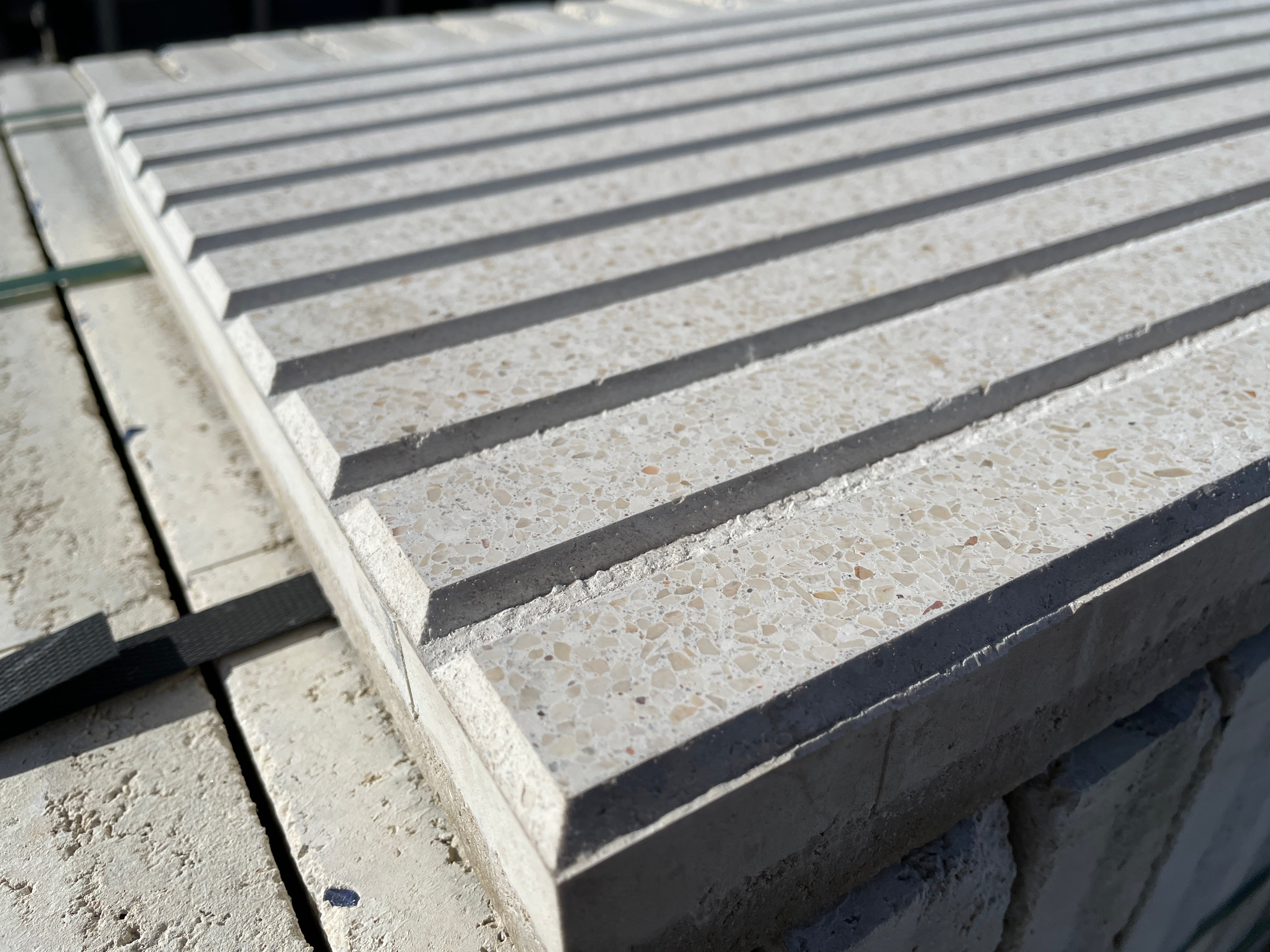 Losa rectangular de piedra natural perfecta para jardinería y decoración de exteriores.