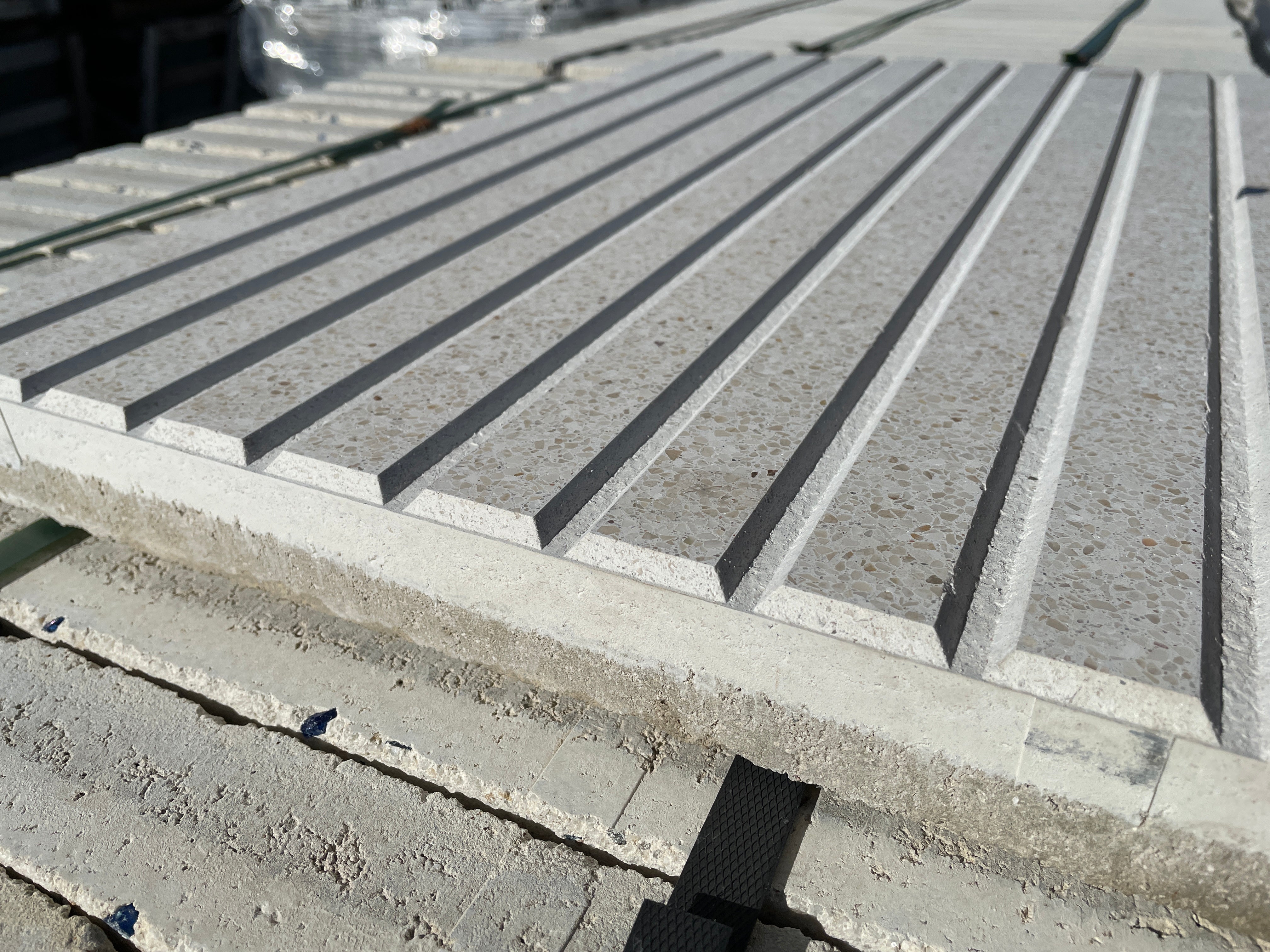 Losa rectangular de piedra natural perfecta para jardinería y decoración de exteriores.
