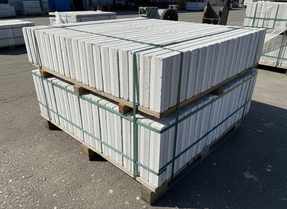 Losa rectangular de piedra natural ideal para decoración de jardines y paisajismo.