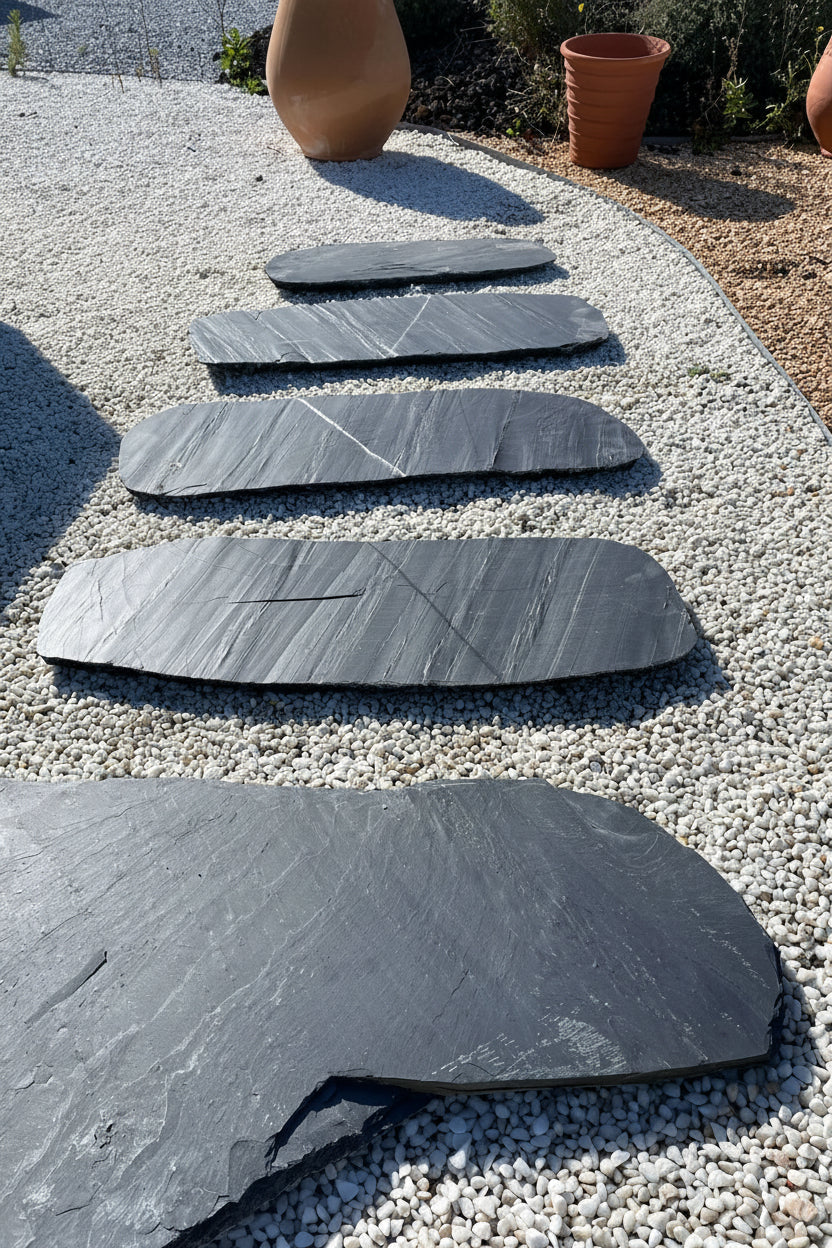 Paso japonés de pizarra oval para decorar jardines y crear senderos exteriores elegantes.