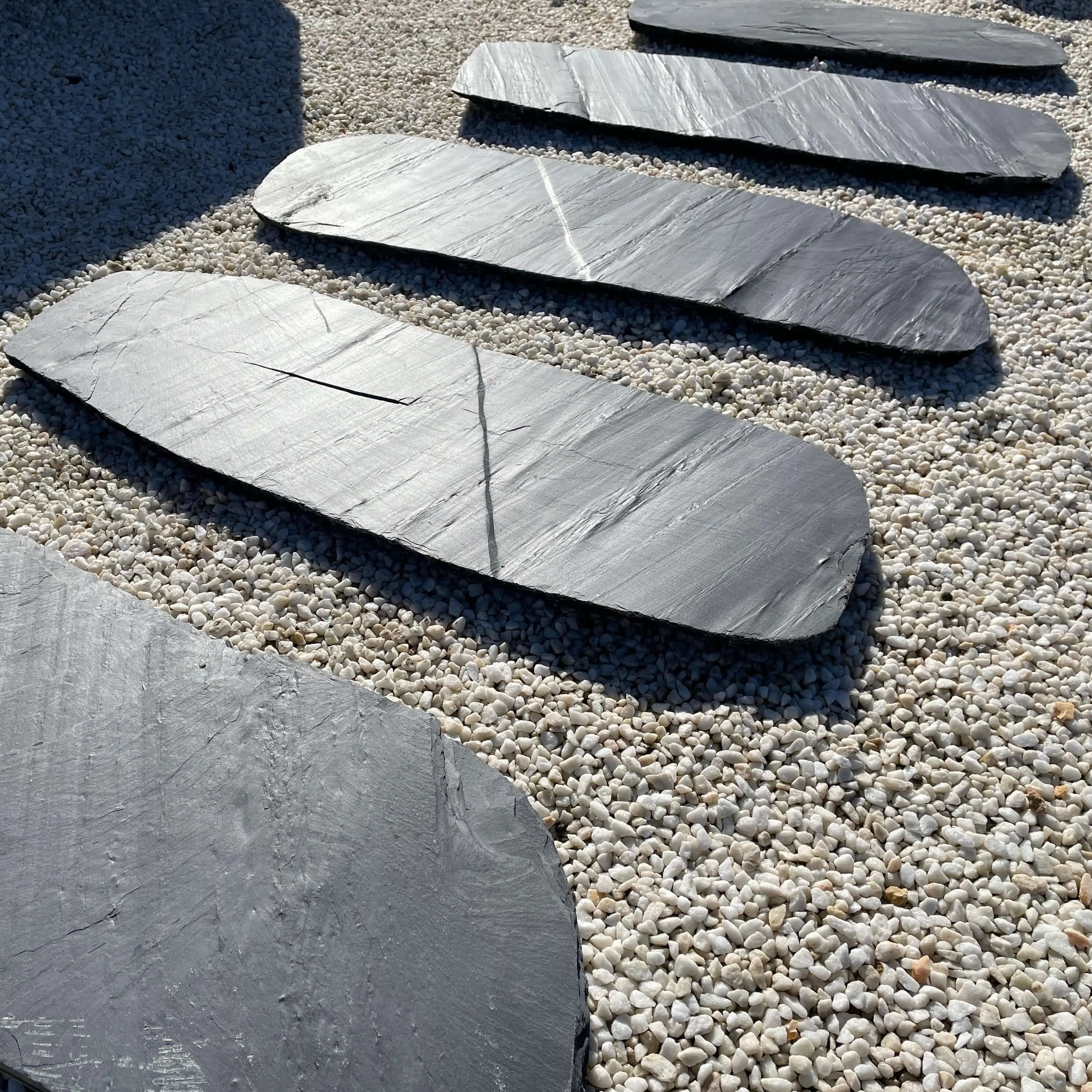 Paso japonés de pizarra oval ideal para crear senderos decorativos en jardines y paisajismo.