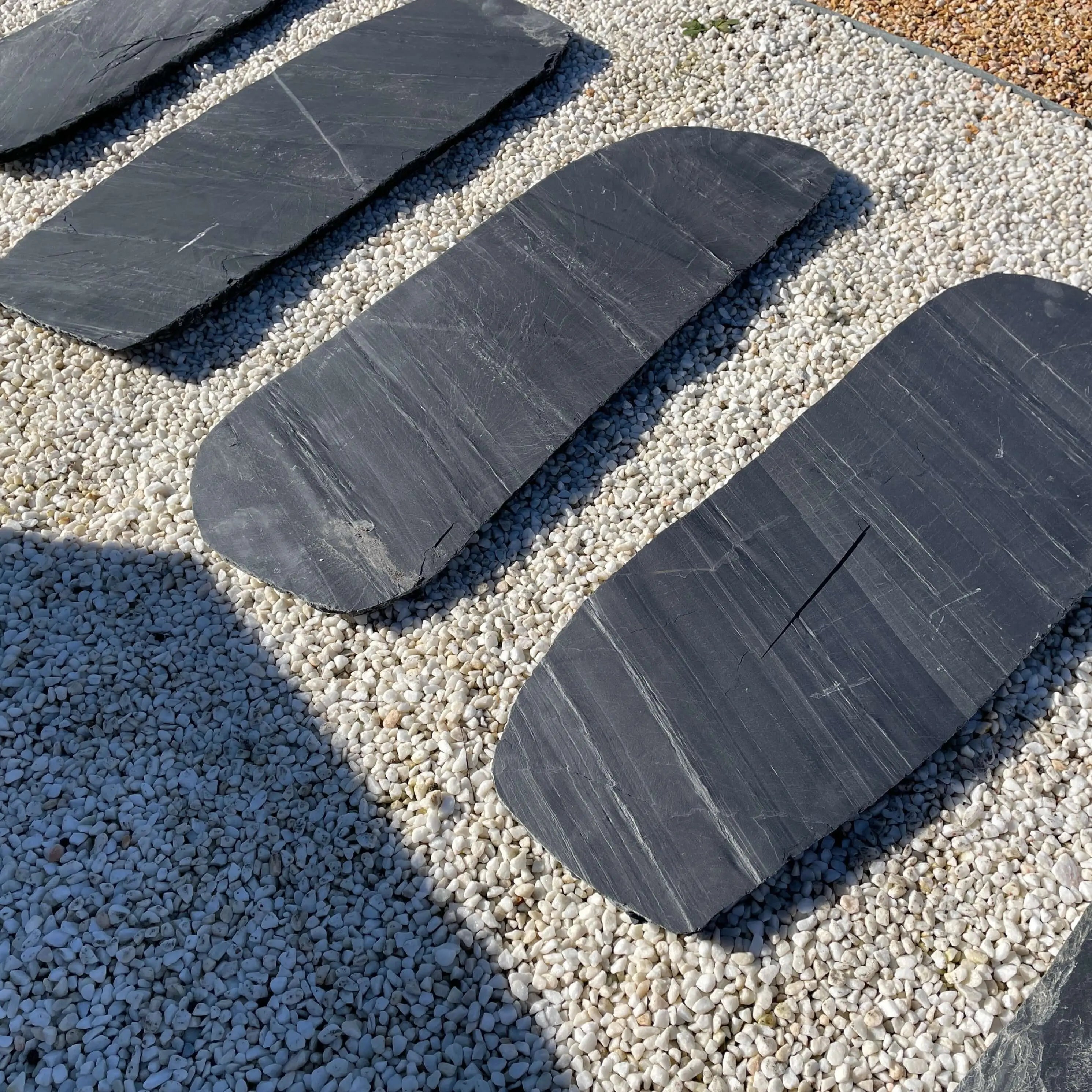 Paso japonés de pizarra oval ideal para decorar caminos y jardines con estilo natural.