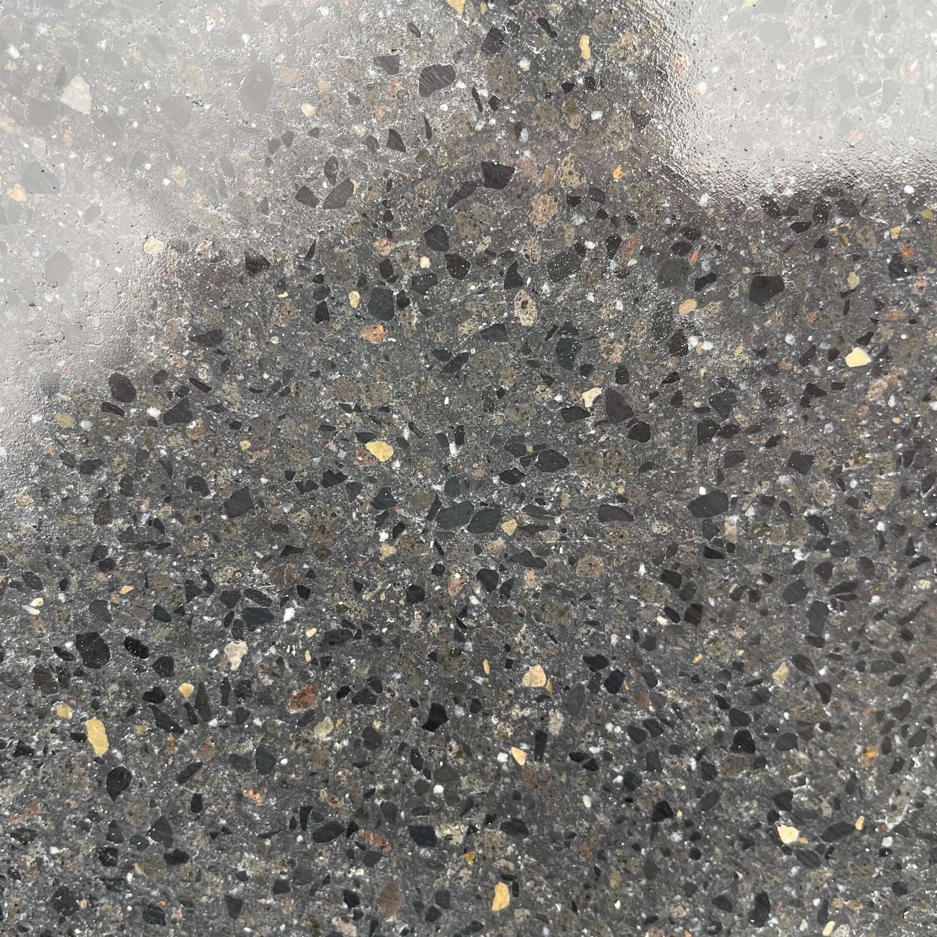 Losa de terrazo negro de 60x40 cm ideal para jardines y decoración exterior.