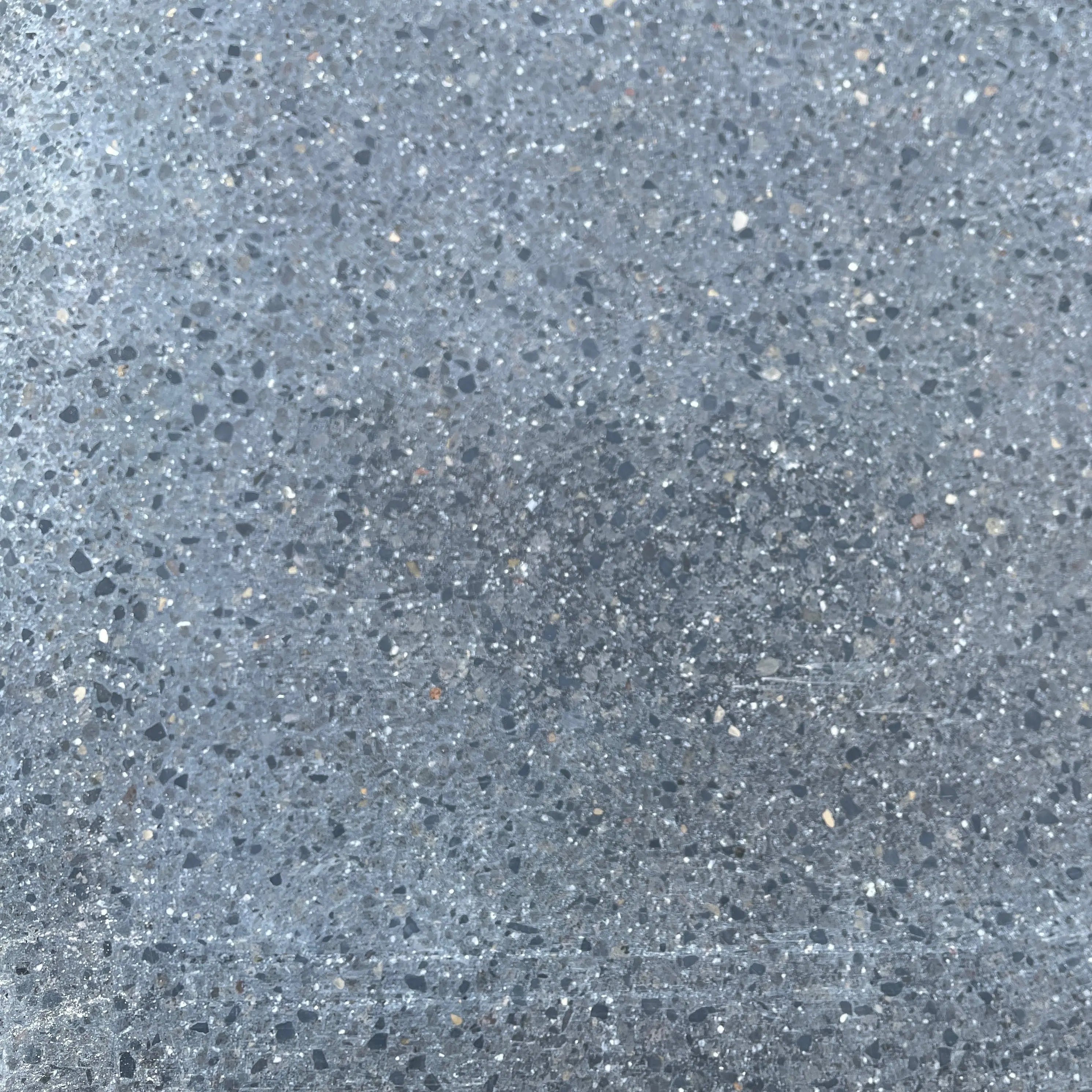 Losa de terrazo negro de 60x40 cm ideal para decorar jardines y espacios exteriores con estilo.
