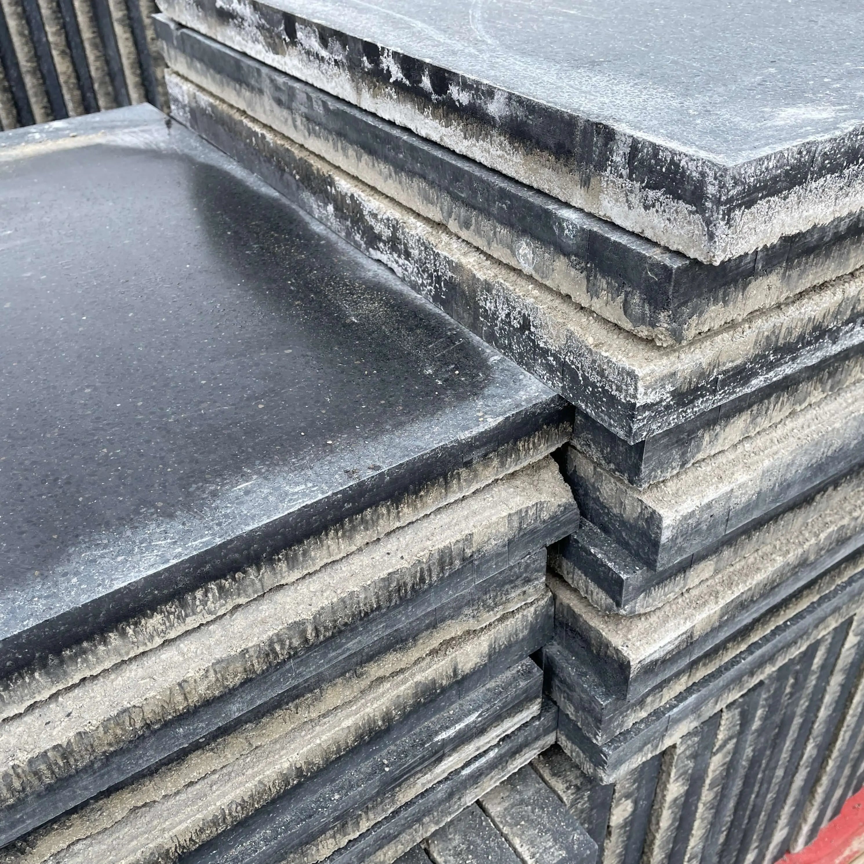 Losa de terrazo negro de 60x40 cm ideal para decoración de jardines y espacios exteriores.