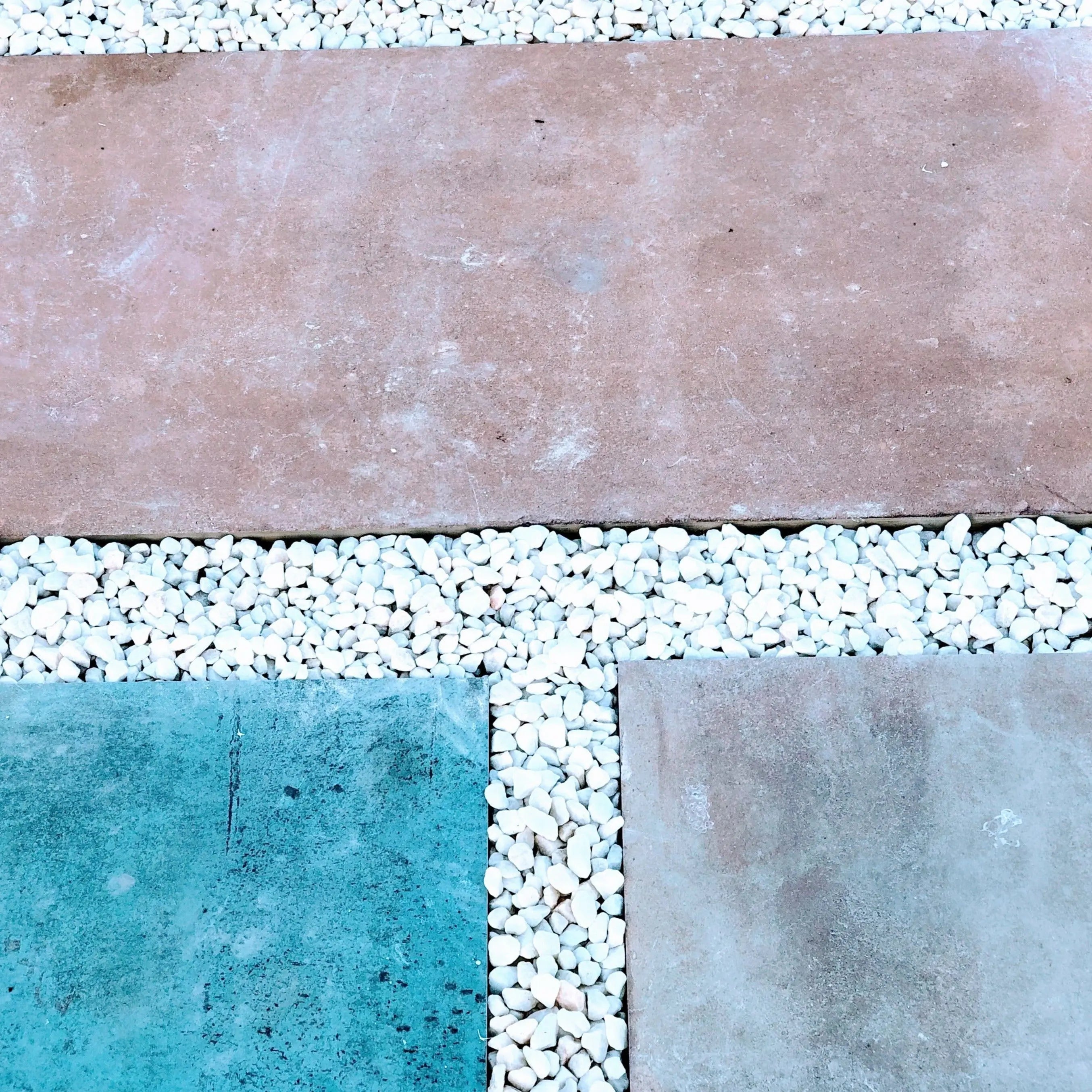 Losa porcelánica efecto terracota ideal para jardines, resistente y perfecta para decoración exterior.