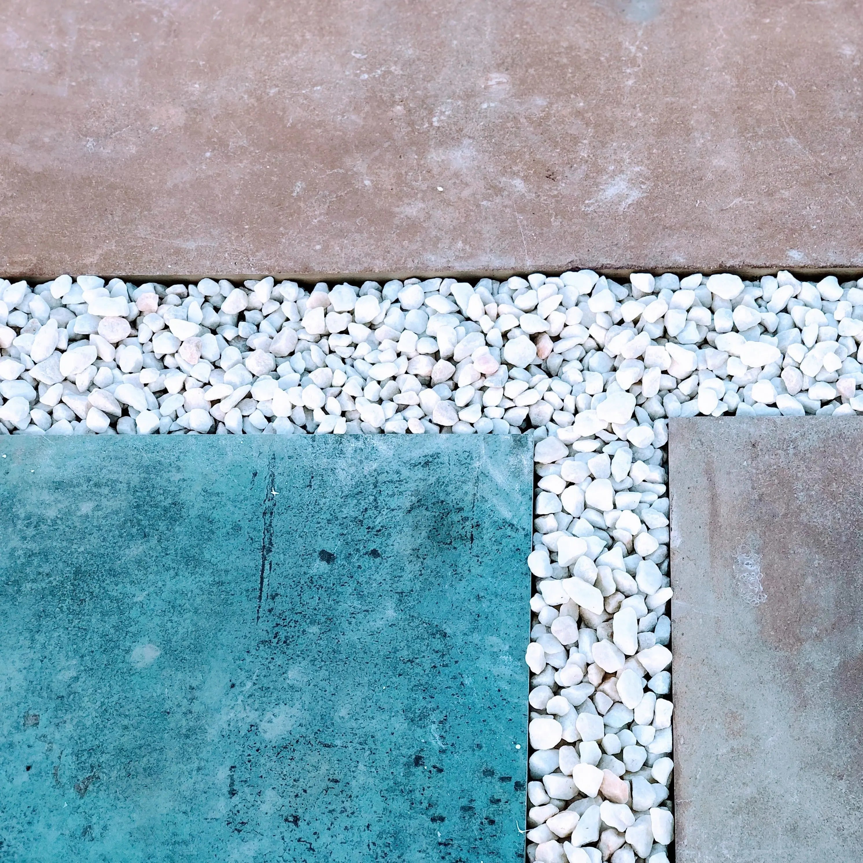 Losa porcelánica efecto terracota ideal para decorar jardines y exteriores con elegancia.