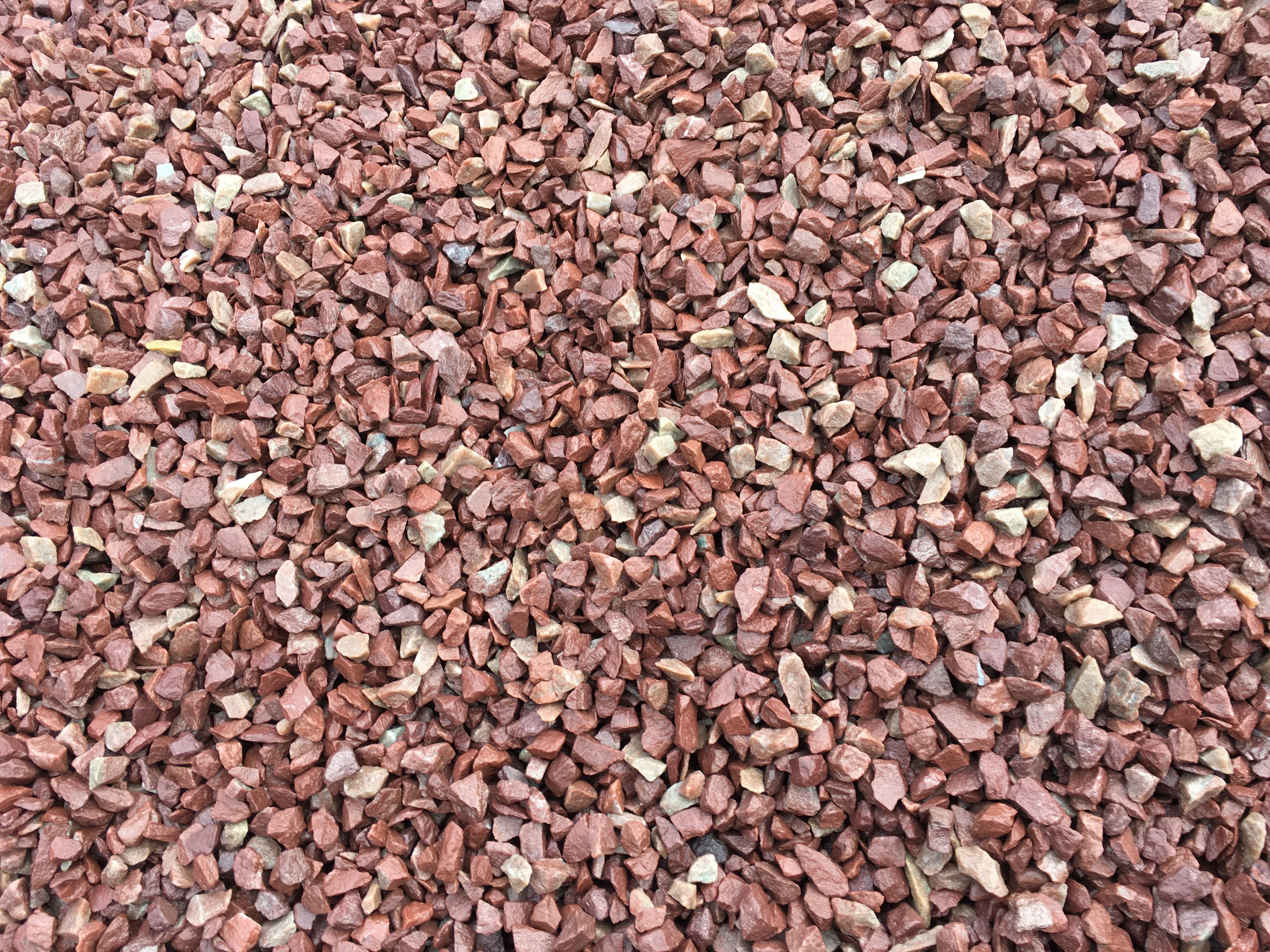 Grava roja burdeos ideal para decoración de jardines y paisajismo, resistente y de alta calidad.