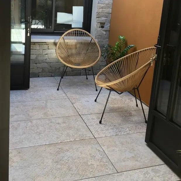 Losa porcelánica de exterior Vintage perfecta para embellecer jardines y patios con un toque elegante.
