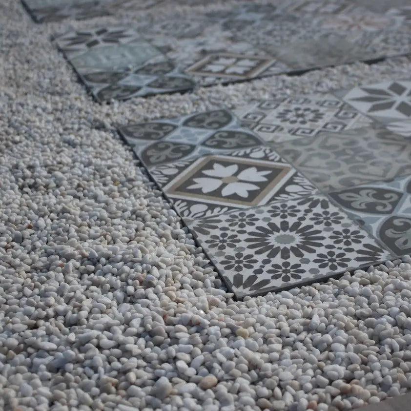 camino con losas Vetonek Mosaico y canto rodado